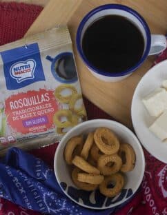 Rosquilla tradicional servida con café