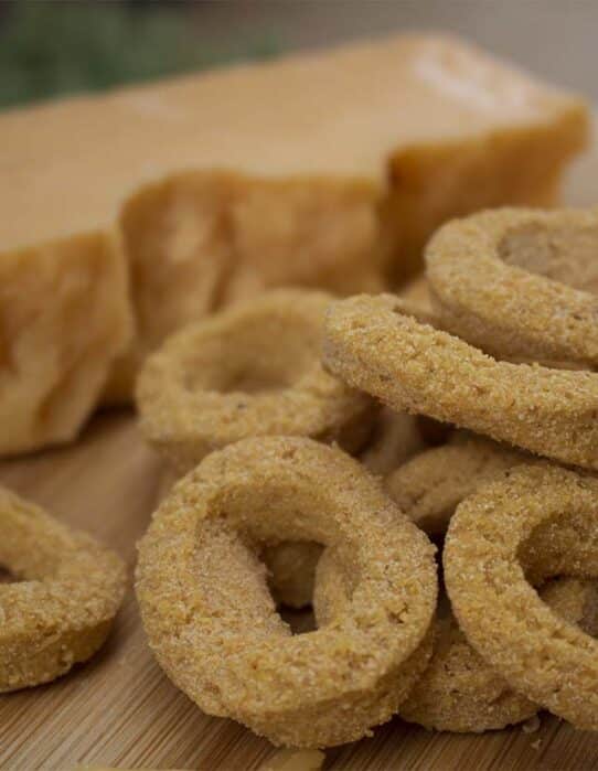 Rosquillas cheddar Nutrisnacks, servidas junto a queso cheddar