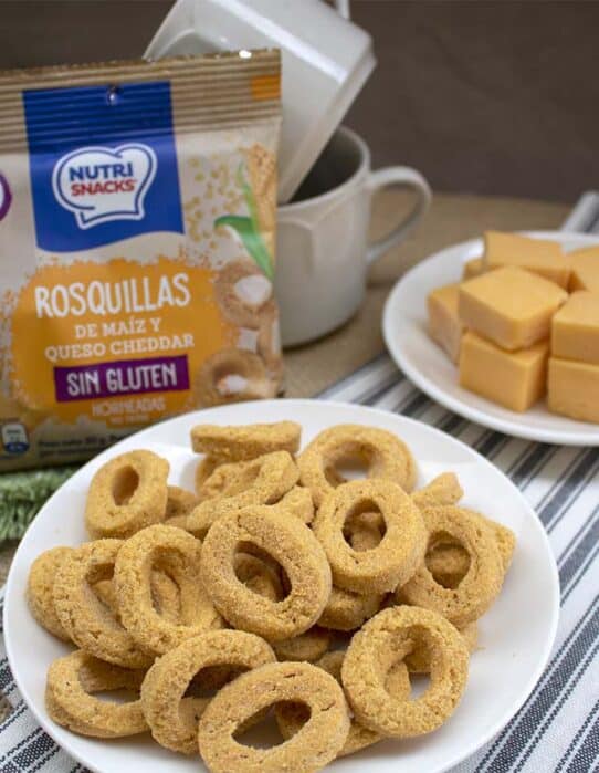 Rosquilla cheddar Nutrisnacks servida en plato blanco