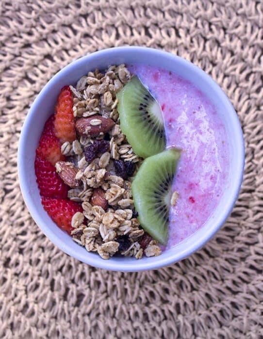 Smoothie bowl con frutas y granola granos enteros Nutrisnacks