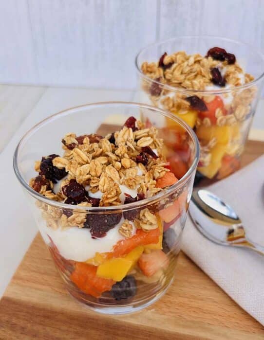 Ensalada de frutas con Granola arándanos y almendras sin azúcar agregado Nutrisnacks