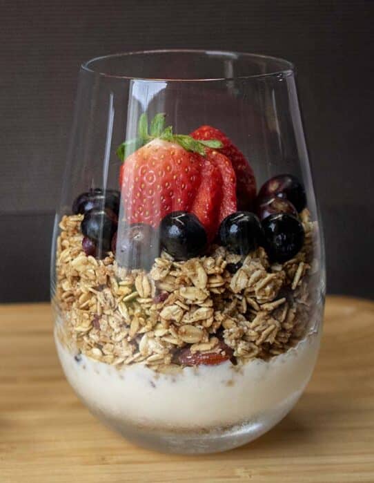 Parfait con Granola arándanos y almendras sin azúcar agregado Nutrisnacks