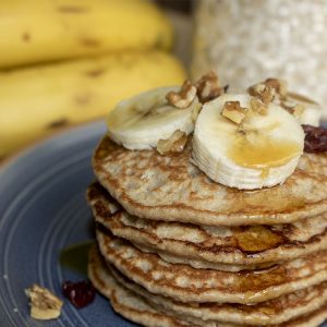 Torre de pancakes de avena con topping de banano y nueces