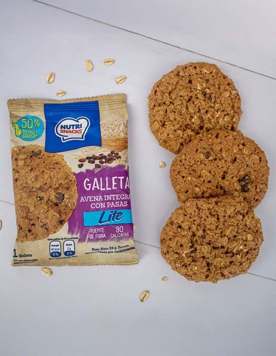 galletas de avena pasas lite junto al empaque individual