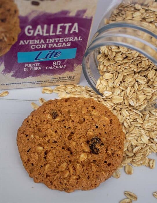 Galleta avena pasas lite servida con jar de avena