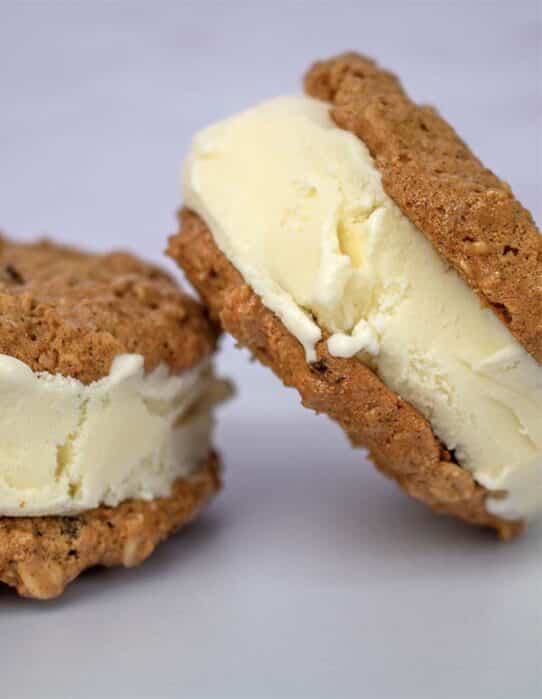 sandwich de helado elaborado con galletas avena pasas lite