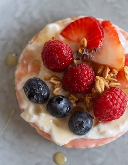 Galleta de arroz frutos rojos servida con yogurt y frutos rojos